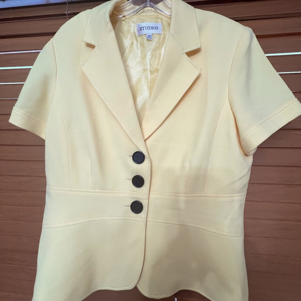 Studio I yellow short sleeve suit top size 16